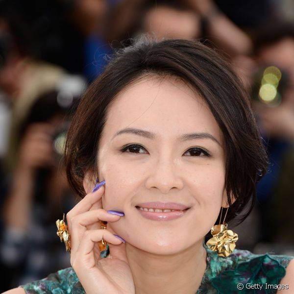 O esmalte metalizado, aposta dos principais desfiles de moda na ?ltima temporada, foi a escolha de Ziyi Zhang para o Festival de Cannes em 2013